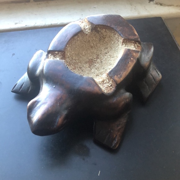 Ashtray carved wood turtle not signed zero flaws super cute solid 6 1/2” Trinket - Picture 8 of 9